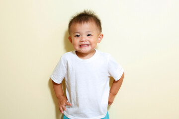 可愛い日本人の白いTシャツの男の子。イケメンな２歳児です。