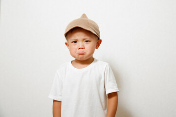 可愛い日本人の白いTシャツの男の子。イケメンな２歳児です。