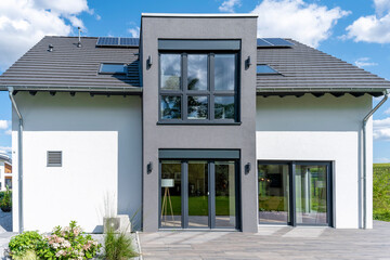 modernes Einfamilienhaus in Deutschland - 449798661