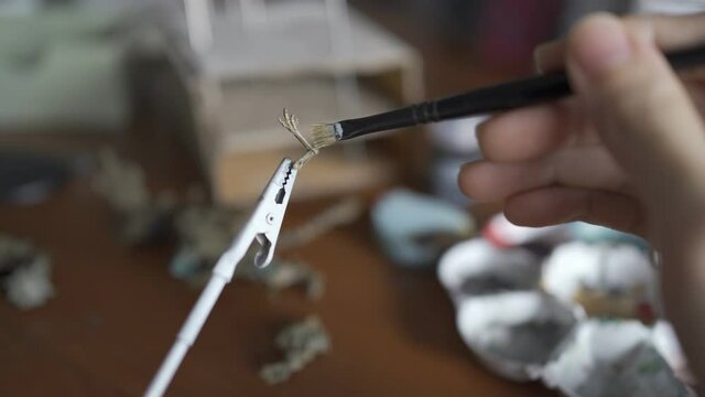 Painting miniature with drybrush technique