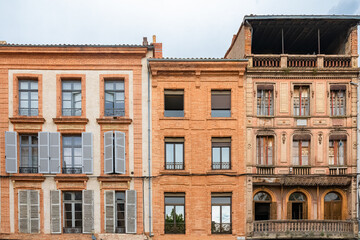 Fototapeta na wymiar Montauban, beautiful french city in the South, old colorful houses 