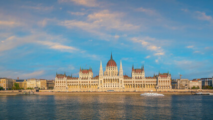 Naklejka premium Budapest city skyline, cityscape of Hungary at sunset
