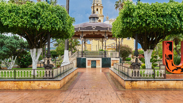 Plaza principal del jard&iacute;n de Uni&oacute;n de Tula, Jalisco, con un kiosco en el centro y una iglesia al fondo