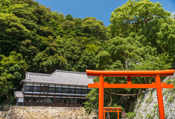 赤い鳥居のある竹生島の景色