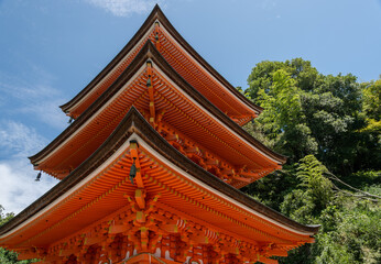 琵琶湖に浮かぶ竹生島に建つ仏舎利塔をかたどった三重塔を斜め下から眺めた写真
