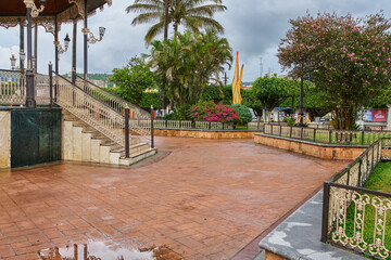 Plaza principal del jardín de Unión de Tula, Jalisco, con un kiosco en el centro y una iglesia al fondo