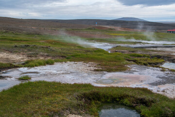 Fototapeta na wymiar Das Geothermalgebiet Hveravellir im Hochland von Island mit seinen Sinterterrassen, Fumarole, Solfatare und Blahver der blauen Quelle.