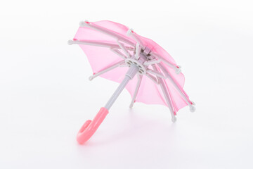 【雨】ピンク色のビニール傘　白背景
