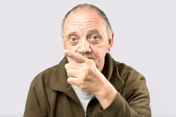 Portrait vieil homme en pleine action