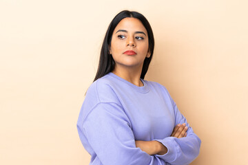 Obraz premium Young latin woman woman over isolated background keeping the arms crossed