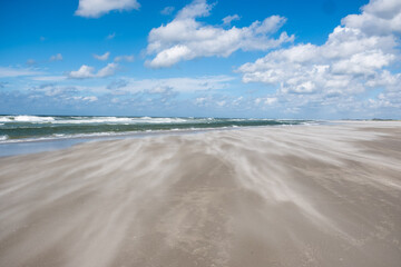 Sturm auf der Nordseeinsel Terschelling, Sand wird am Strand verweht