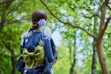浴衣を着た若い日本人女性