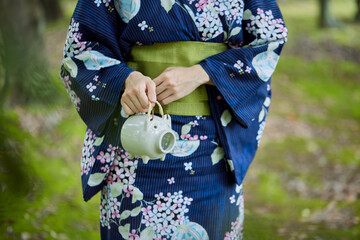 浴衣を着た若い日本人女性