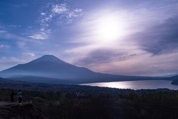 夕暮れの富士山と山中湖