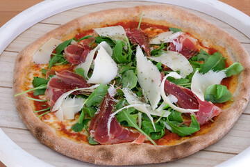 Pizza gourmet de jamón y queso