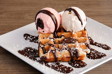 Gofre de chocolate con helado de fresa y vainilla 