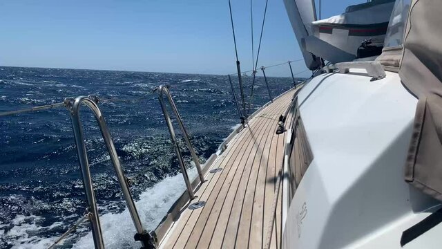 Segelschiff in Fahrt erzeugt Wellen