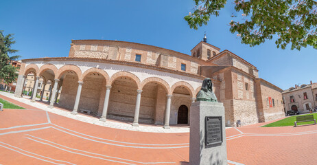 Panorámica de la Iglesia de Santa María del Castillo (Olmedo, Valladolid, España)