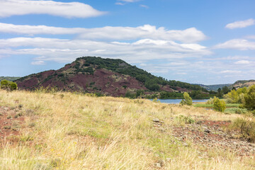 Obraz premium Paysage autour du Lac du Salagou en été (Occitanie, France)