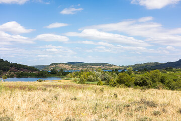 Obraz premium Paysage autour du Lac du Salagou en été (Occitanie, France)