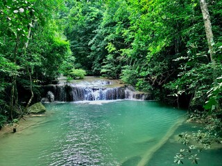 Naklejka premium waterfall in the jungle