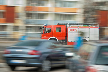 straż pożarna jadąca do pożaru lub wypadku - obrazy, fototapety, plakaty