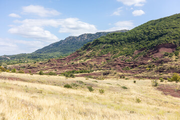 Fototapeta premium Vue sur le Mont Liausson depuis le Lac du Salagou (Occitanie, France)