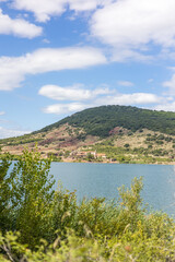 Fototapeta na wymiar Paysage autour du Lac du Salagou en été (Occitanie, France)