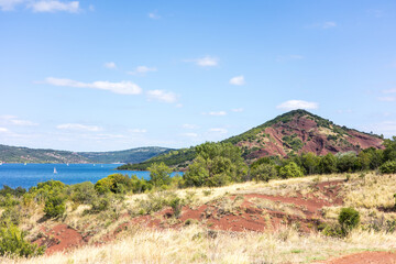 Paysage autour du Lac du Salagou en été (Occitanie, France)