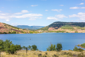 Fototapeta na wymiar Paysage autour du Lac du Salagou en été (Occitanie, France)