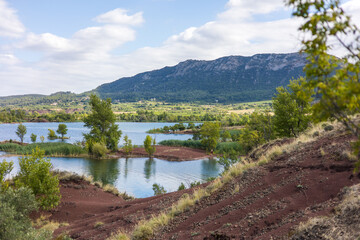 Vue sur le Mont Liausson depuis le Lac du Salagou (Occitanie, France)