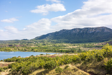 Obraz premium Vue sur le Mont Liausson depuis le Lac du Salagou (Occitanie, France)