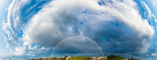 Imposanter Regenbogen über Augsburg nach einem Regenschauer an einem Sommerabend