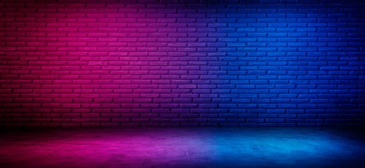 Photo sur Aluminium Mur de briques fond de mur de briques noires avec effet d& 39 éclairage au néon rose violet et bleu. lumières rougeoyantes sur fond de mur de briques vide