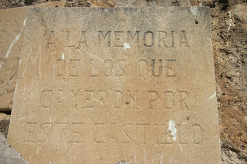 Placa a la memoria de los que perdieron su vida en defensa del Castillo de Santa Barbara en Alicante-España.