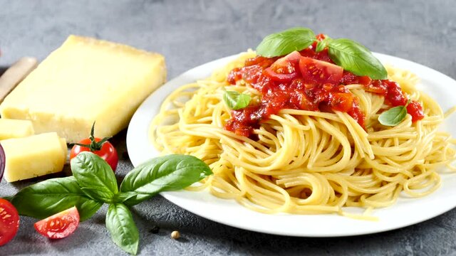 spaghetti with tomato sauce and basil
