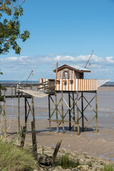 Médoc (Gironde, France), cabane de pêcheur sur pilotis appelée carrelet à Saint-Estèphe sur l'estuaire de la Gironde