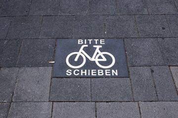fahrrad bitte schieben piktogramm auf dem gehweg