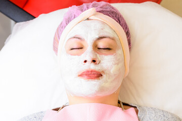 Applied to the face white cooling mask, a mask to narrow pores after cleansing the face.