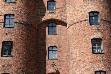 Stary ceglany budynek zamku krzyżackiego.