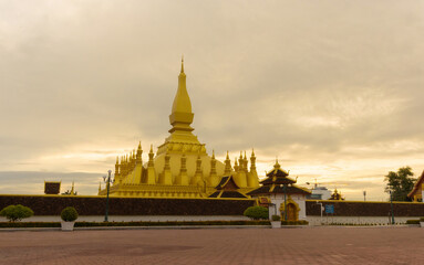 Naklejka premium Pha That Luang Vientiane Golden Pagoda in Vientiane, Laos. sky background beautiful.