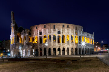 Fototapeta na wymiar illuminated colloseum (colliseum) ín Rome by night,