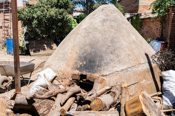 Horno artesanal para el proceso de producción del tequila.