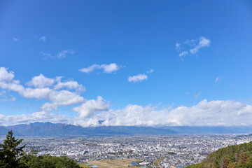 10月（秋）、高台から望む松本の街並みと北アルプス 長野県松本市