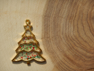 pendant with the outline of the christmas tree on a cross-section of wood