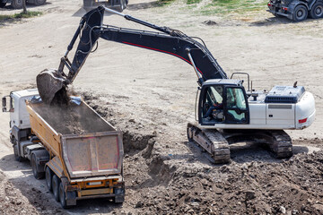 Excavation loading with excavator