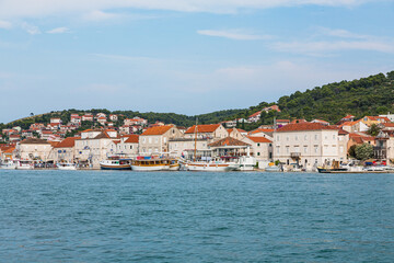Fototapeta na wymiar クロアチア　トロギルの旧市街から見える街並み