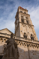 クロアチア　トロギルのイヴァン・パブロ広場にある聖ロヴロ大聖堂