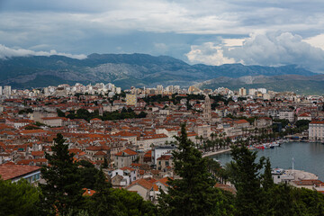 Fototapeta na wymiar クロアチア　スプリットのマリヤンの丘から眺める市街地とアドリア海
