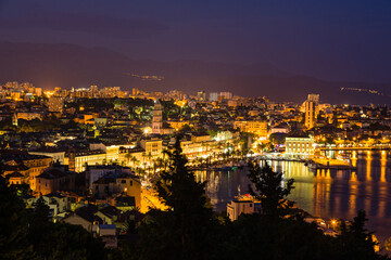 クロアチア　スプリットのマリヤンの丘から見える市街地の夜景とアドリア海